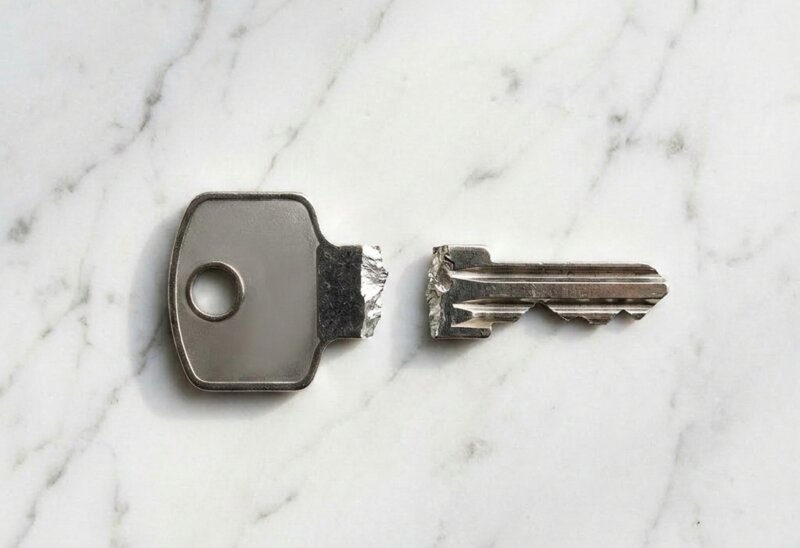 Сломался ключ в замке — как вытащить