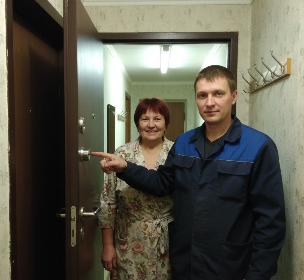 Довольный клиент после замены замка